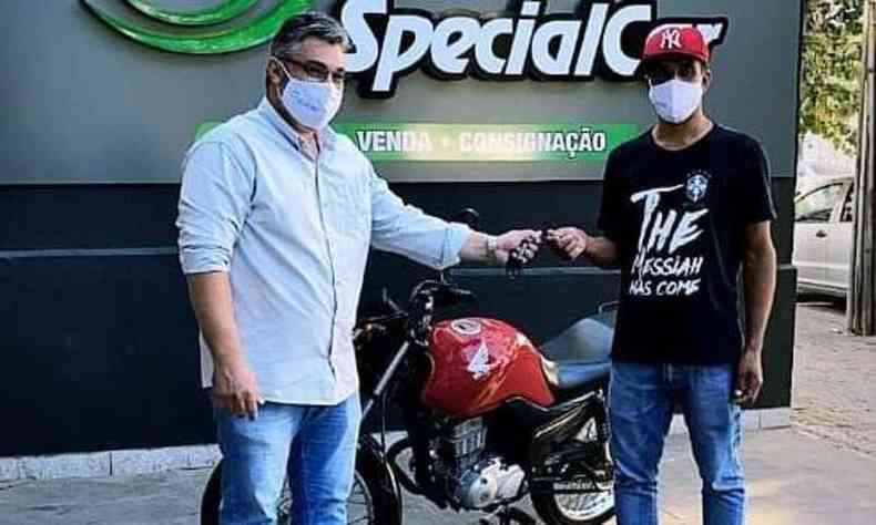 Andr Arajo foi receber a nova moto, para substituir a que foi roubada na porta do Hospital Madre Teresa, em BH(foto: Reproduo/Instagram)