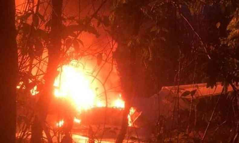 Bombeiros de Divinpolis e de Itana combatem incndio em aeronave de pequeno porte que caiu s margens da MG-050(foto: Reproduo/TapiramgTV)