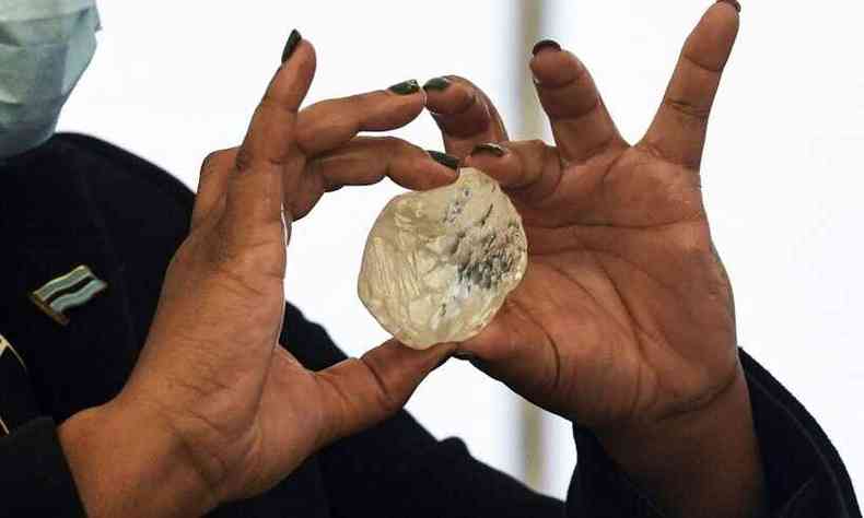 Pedra foi exibida para o presidente de Botsuana(foto: Monirul Bhuiyan / AFP)