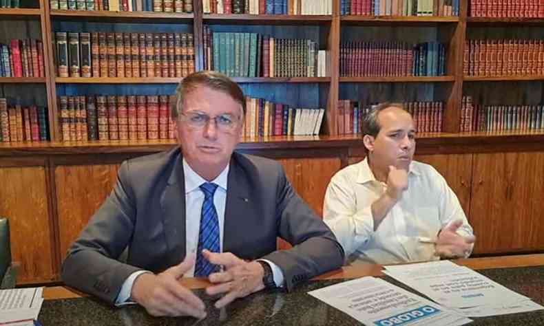 Jair Bolsonaro ao lado de tradutor de libras