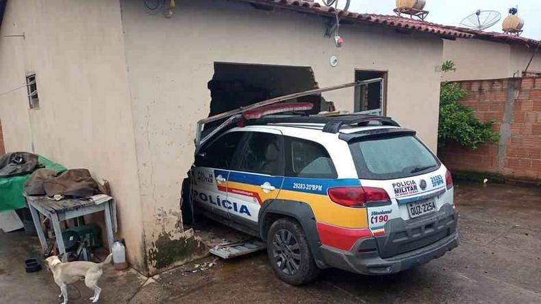 Viatura da PM com parte dianteira dentro de um dos cmodos da residncia