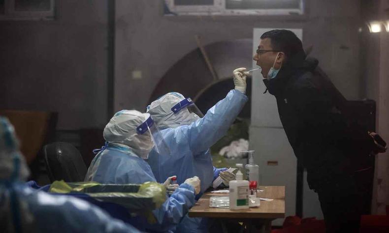 Morador de Changchun, Nordeste da China, faz teste de COVID-19