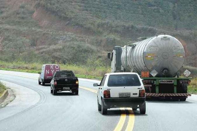 Abuso explosivo: tripla ultrapassagem na curva sobre caminh�o com carga inflam�vel (foto: Beto Magalh�es/EM/D.A Press)