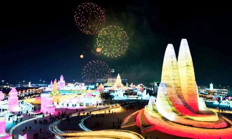 Show de fogos no primeiro domingo do ano iluminou os palcios multicoloridos da edio do Festival de Gelo e Neve, em Harbin, na China (foto: NOEL CELIS/AFP )