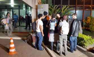 Manifestantes retiravam objetos pessoais do prdio e se reuniram na entrada da Cmara no incio da noite(foto: Marcos Vieira/EM/D.A.Press)