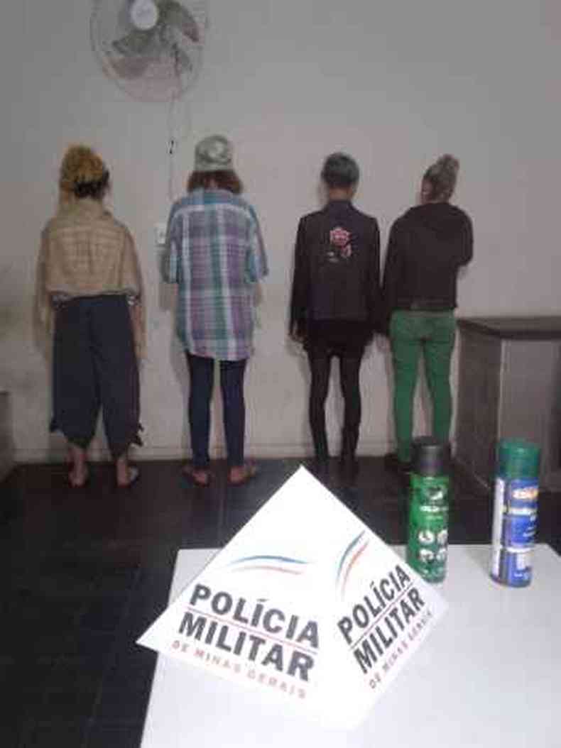 Quatro jovens vo ser investigados pelas pichaes(foto: Polcia Militar/Divulgao)
