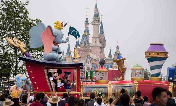Pblico assiste a parada do Mickey no Disney Resort em Xangai, na China (foto: AFP/JOHANNES EISELE )