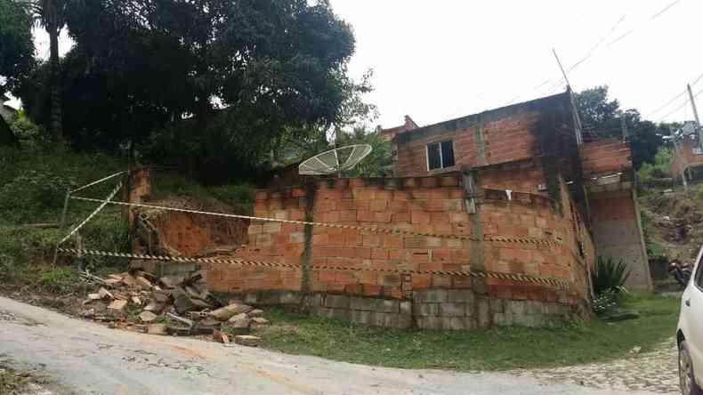 Muro do imvel j havia sido destrudo por um caminho, foi reconstrudo e danificado novamente hoje(foto: Paulo Filgueiras/EM/DA Press)