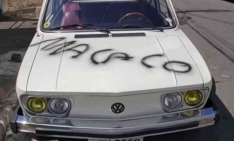 O automvel Volkswagen Braslia, de Lucas Esteves, foi pichado com a palavra 'macaco', no Bairro Dr. Laerte Laender, em Tefilo Otoni