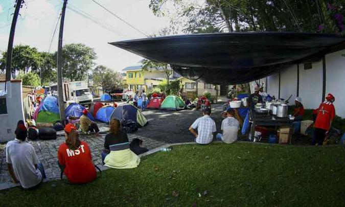 Manifestantes p%u0155o-Lula acampados próximos à sede da Polícia Federal em Curitiba(foto: Heuler Andrey / AFP ) Manifestantes p%u0155o-Lula acampados próximos à sede da Polícia Federal em Curitiba(foto: Heuler Andrey / AFP )
