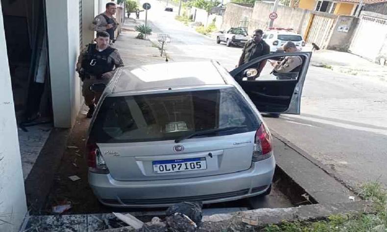 Polcia em volta do veculo roubado e batido