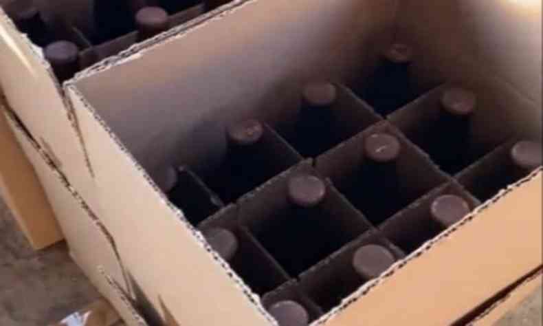Ao todo, 70 garrafas, quatro gales com cachaa, selos e rtulos foram apreendidos pela Polcia Federal