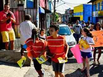 Crianas de Heliplis, em So Paulo, incorporaram o esprito da iniciativa e participaram com a distribuio de panfletos a moradores da regio. Algumas delas usaram fantasia do mosquito(foto: Rovena Rosa/Agncia Brasi)