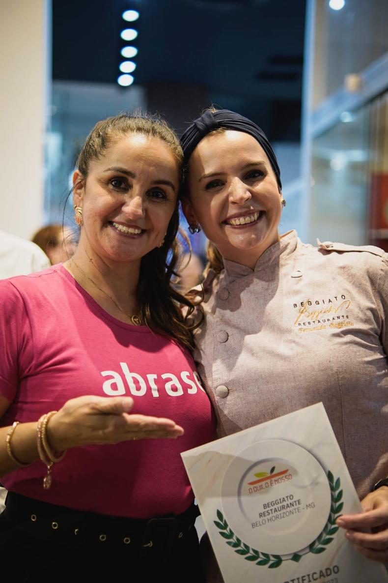 Rafaela com blusa da abrasel a esquerda e Fernanda com certificado a direita 