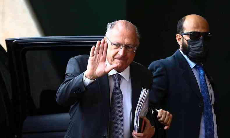 Geraldo Alckmin acenando ao sair de um veculo