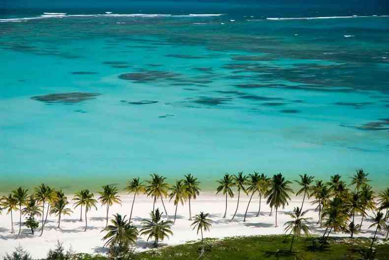 Punta Cana tem praias paradisacas, com quilmetros de areia branca e guas tranquilas em tons azulados e turquesa (foto: Ministrio de Turismo da Repblica Dominicana/divulgao)