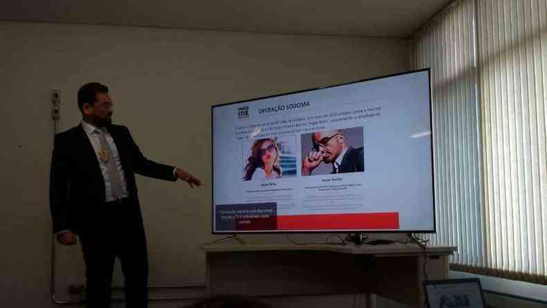 Delegado Magno Machado mostra as redes sociais usadas pelo suspeito para conseguir vtimas(foto: Mateus Parreiras/EM/D.A.Press)