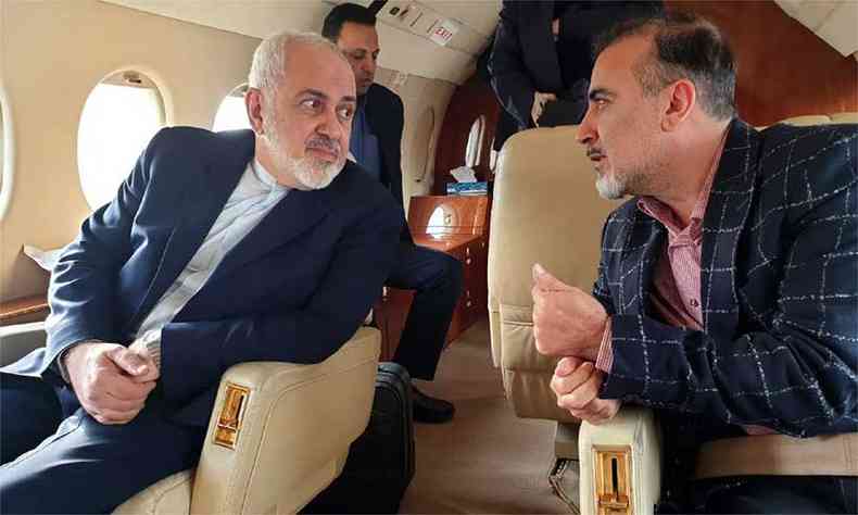 Ministro de Relaes Exteriores iraniano, Mohammad Javad Zarif, conversa com o cientista Massud Soleimani a bordo de avio(foto: Javad Zarif/ Twitter)