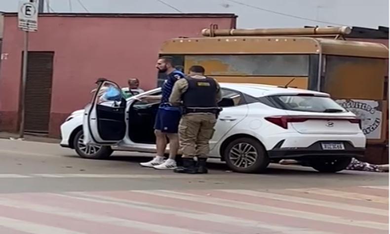 policiais prendendo ex-vereador, mandaram ele sair do carro branco