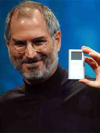 Nesta imagem de 2004, Steve Jobs, diretor-executivo da Apple na poca, apresenta o iPod mini; empresa  acusada de concorrncia desleal nas vendas de msicas online(foto: AP Photo/Marcio Jose Sanchez)