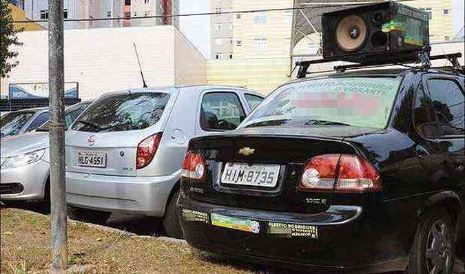 No ano passado, o Estado de Minas flagrou vrios carros habilitados pela Cmara com propaganda eleitoral. Sem qualquer controle, se o vereador quiser pode abastecer, circular pelos bairros pedindo voto e depois cobrar o ressarcimento do gasto ao Legislativo(foto: Jackson Romanelli/EM/D.A Press)