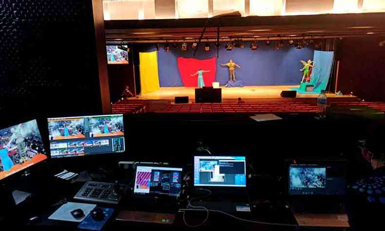 Teatro Feluma, em Belo Horizonte, se adaptou tecnologicamente s transmisses ao vivo do trabalho dos atores (foto: Bruno Cerezoli/divulgao)