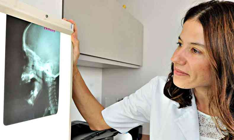Lucele Karine Oliveira Cunha Rocha, otorrinolaringologista, observa exame de imagem da face