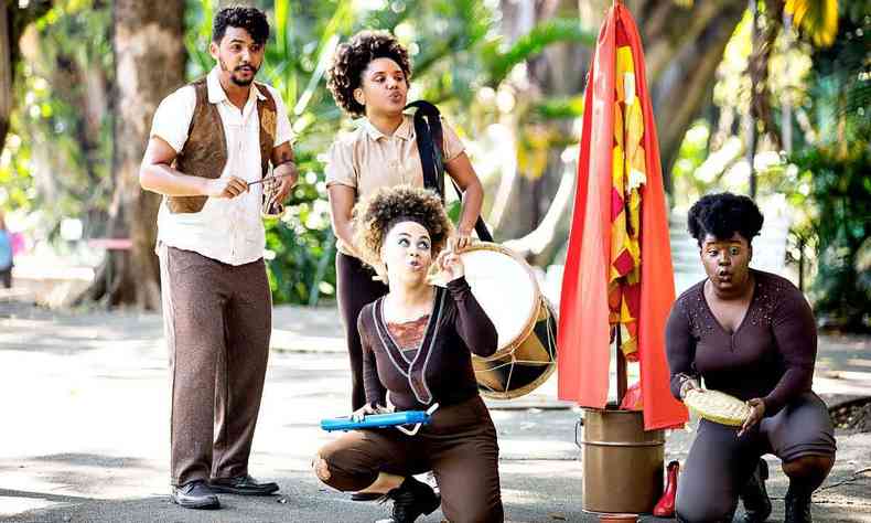 Com tambores, quatro atores encenam, ao ar livre, o espetculo 'Abena', da Cia. O Bando