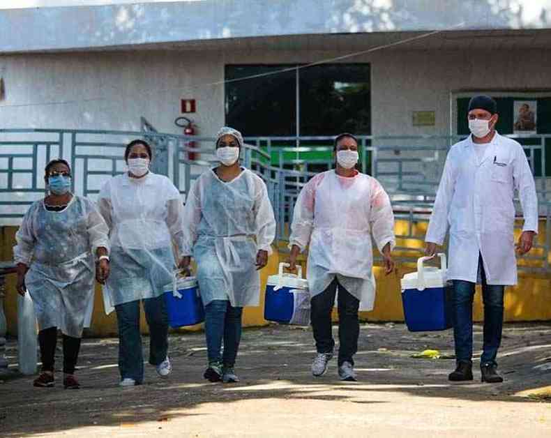 Equipe do ttico mvel est percorrendo as instituies para imunizao dos idosos.(foto: Divulgao/PMD)