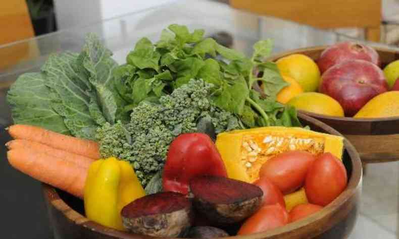 cesta de legumes e verduras