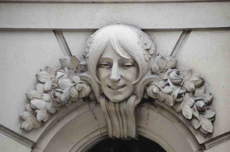 Escultura de rosto de mulher na fachada do Automvel Clube
