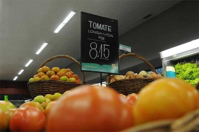 O custo do quilo do tomate passa de R$ 8 em alguns sacolões, refletindo alta que pode permanecer até o fim do mês(foto: Tulio Santos/EM/D.A Press) O custo do quilo do tomate passa de R$ 8 em alguns sacolões, refletindo alta que pode permanecer até o fim do mês(foto: Tulio Santos/EM/D.A Press)