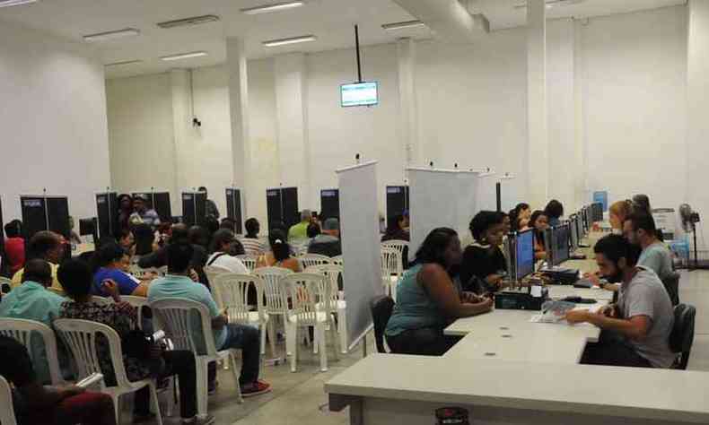 J no primeiro dia de inscries para atuar nas ruas durante o perodo, ambulantes lotaram o BH Resolve. Em breve, os inscritos recebero informaes sobre local e data de retirada das credenciais(foto: Paulo Filgueiras/EM/D.A PRESS - 27/11/2017)