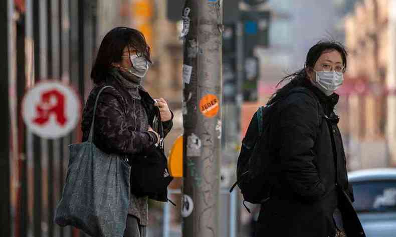 Em Berlim, moradoras usam mscaras cirrgicas: isolamento e testagem em massa desaceleram o contgio(foto: John MacDougall/AFP)