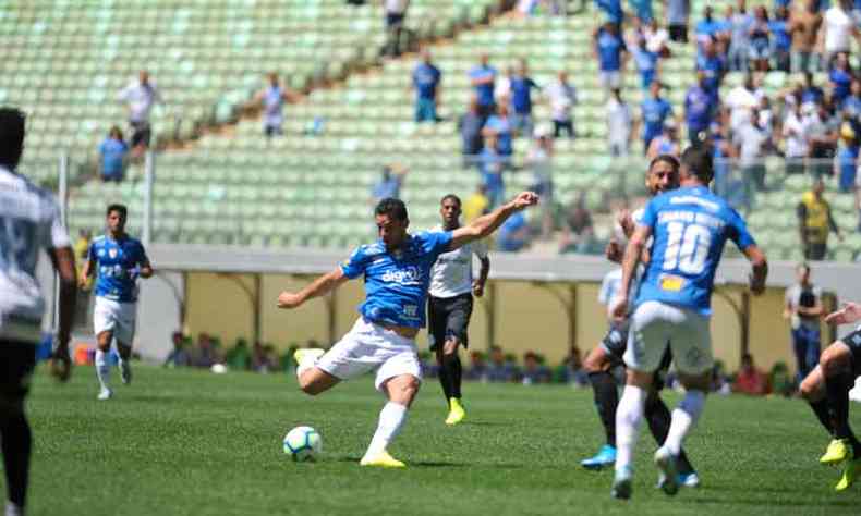 Numa fase crtica, o Cruzeiro foi goleado por 4 a 1 pelo Grmio no Independncia(foto: ALEXANDRE GUZANSHE/EM/D.A PRESS)