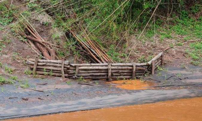 Contenção contra entrada de rejeitos no Gualaxo já não funcionava em novembro(foto: Gladyston Rodrigues/EM/D.A Press) Contenção contra entrada de rejeitos no Gualaxo já não funcionava em novembro(foto: Gladyston Rodrigues/EM/D.A Press)