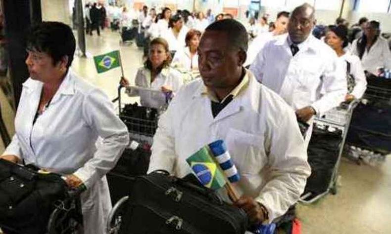 Médicos cubanos desembarcaram no Aeroporto de Confins em outubro de 2013(foto: Ramon Lisboa/EM/D.A.Press) Médicos cubanos desembarcaram no Aeroporto de Confins em outubro de 2013(foto: Ramon Lisboa/EM/D.A.Press)