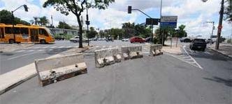 Avenida Antônio Carlos com Avenida Santa Rosa, no Bairro São Luiz, Região da Pampulha Não é possível atravessar a Antônio Carlos se o motorista estiver na Santa Rosa sentido Aeroporto da Pampulha/lagoa. Para bloquear essa possibilidade, três barreiras de concreto foram colocadas no local. Resposta da BHTrans: a barra de concreto é um recurso necessário para operações especiais e desvios em grandes eventos, como aconteceu na Copa do Mundo. Avenida Antônio Carlos com Avenida Santa Rosa, no Bairro São Luiz, Região da Pampulha Não é possível atravessar a Antônio Carlos se o motorista estiver na Santa Rosa sentido Aeroporto da Pampulha/lagoa. Para bloquear essa possibilidade, três barreiras de concreto foram colocadas no local. Resposta da BHTrans: a barra de concreto é um recurso necessário para operações especiais e desvios em grandes eventos, como aconteceu na Copa do Mundo.