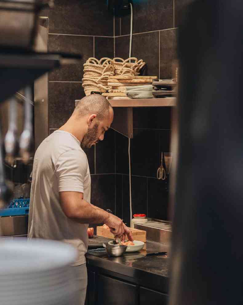 Rafael Panatieri trabalhando na cozinha