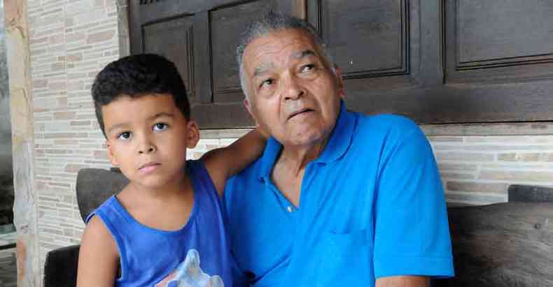 Goleiro da equipe campeã, Djair gosta de contar os casos da época aos amigos e ao neto, Luan(foto: Paulo Filgueiras/EM/D.A Press)