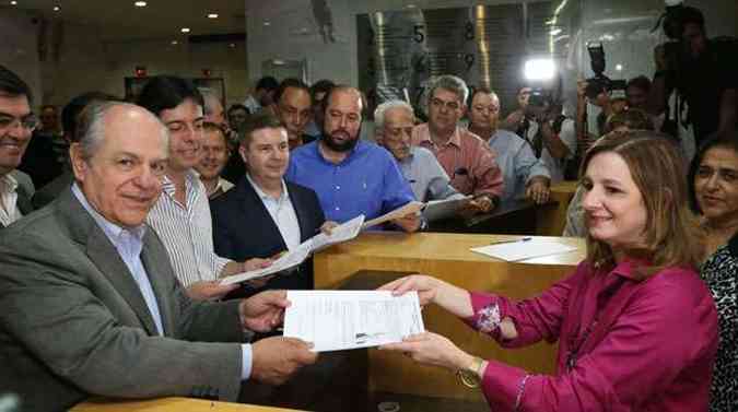 Pimenta da Veiga registra candidatura ao lado do vice, Dinis Pinheiro, e do candidato tucano ao Senado, Anastasia(foto: Rodrigo Clemente/EM/D.A Press)