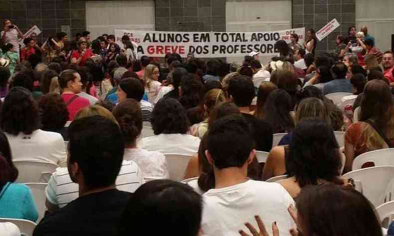 Professores se reuniram na noite desta segunda-feira na Assembleia Legislativa de Minas Gerais (ALMG)(foto: Leandro Couri/EM/D.A press)