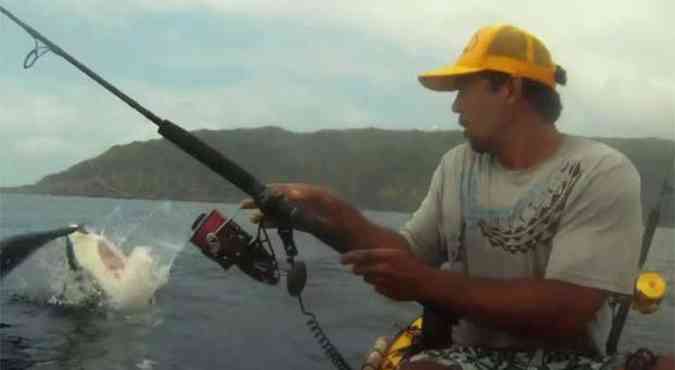 O pescador havaiano levou um susto quando viu o tubaro-tigre (foto: Reproduo/www.youtube.com/Isaac Brumaghim)