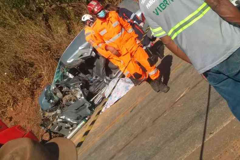 O motorista do automvel ficou preso entre as ferragens e morreu no local(foto: Corpo de Bombeiros/Divulgao)