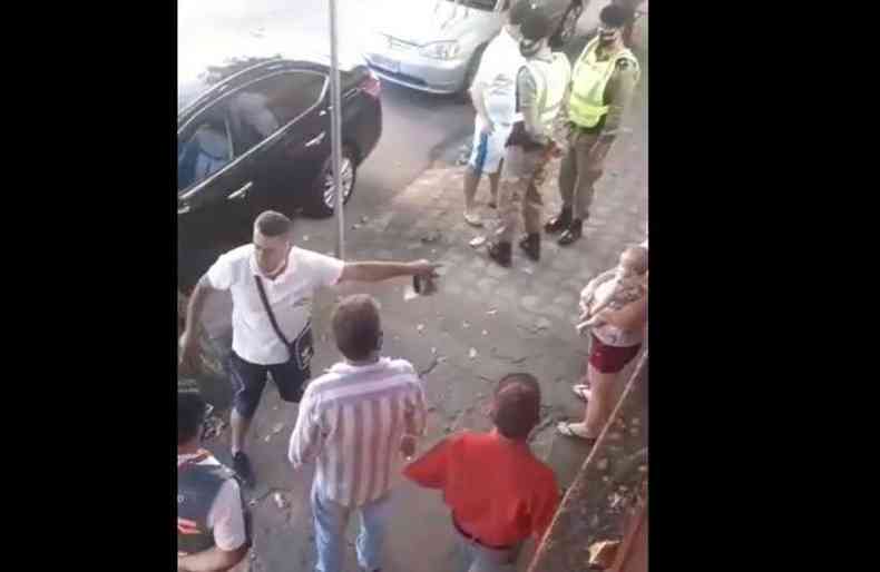 O ambulante foi abordado por fiscais de postura e policiais militares(foto: Reproduo Facebook)