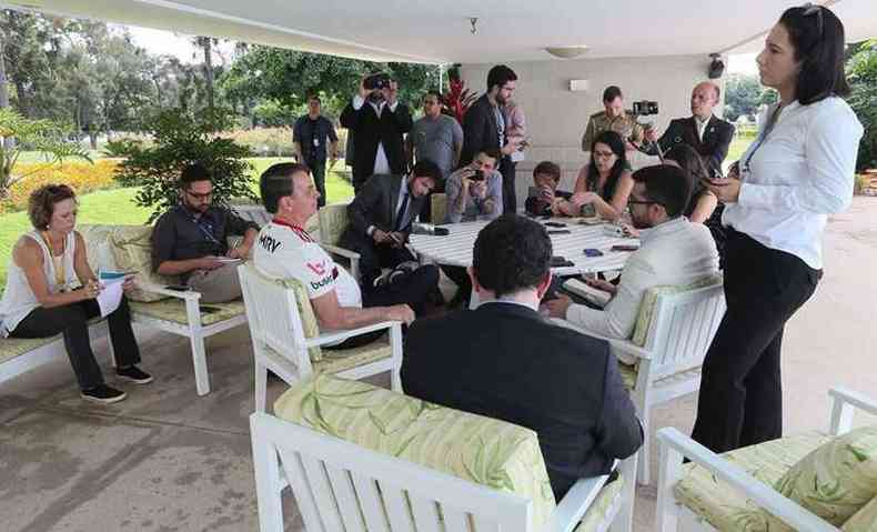 O presidente da Repblica, Jair Bolsonaro, conversa com a imprensa no Palcio da Alvorada (foto: Isac Nbrega/PR)