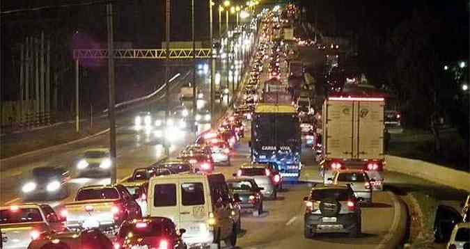 Acidente provocou grande congestionamento no Anel Rodovirio(foto: Marcos Michellin/EM/D.A.Press)
