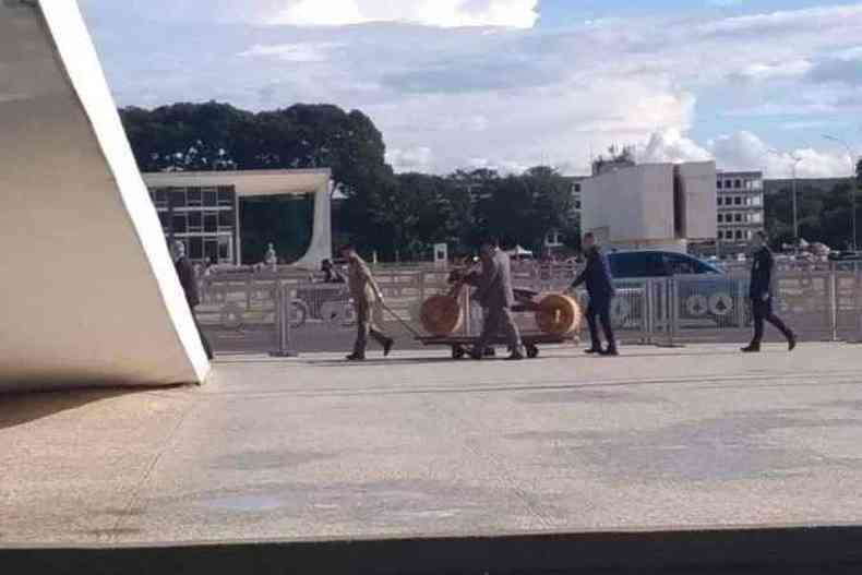 Seguranas levam moto de madeira para dentro do Planalto