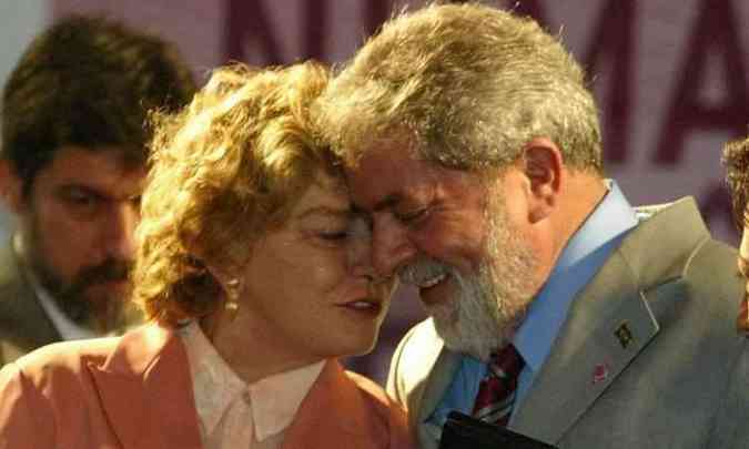 Lula postou a foto com a mulher no facebook aps a internao(foto: Roberto Stuckert Filho / Reproduo)
