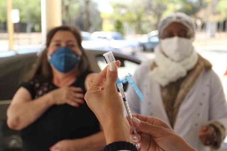 Pessoas com 55 e 56 anos com comorbidade receberam a segunda dose da vacina contra a COVID-19 nesta segunda-feira (2/8)(foto: Edsio Ferreira/EM/D.A.Press)